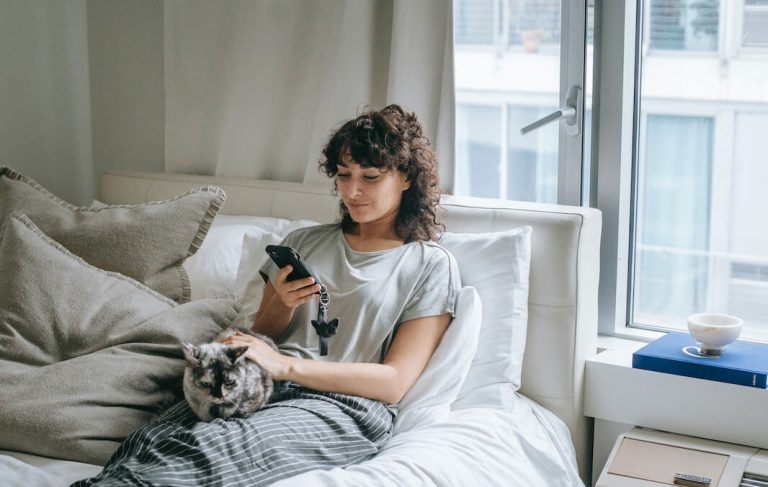 Proč kočky přešlapují na místě: Instinkt, který si nesou od kotěte
