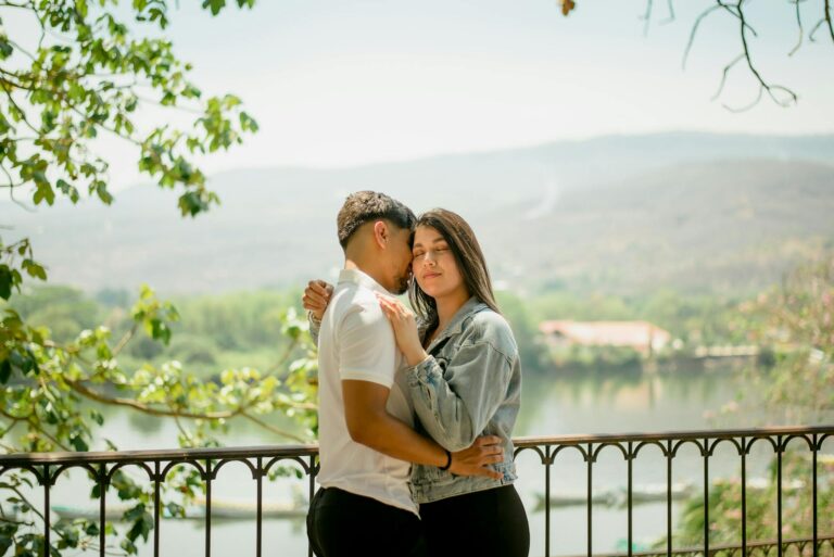 Jak poznat, že se líbím Štírovi? Těchto 10 znamení prozradí jeho zájem