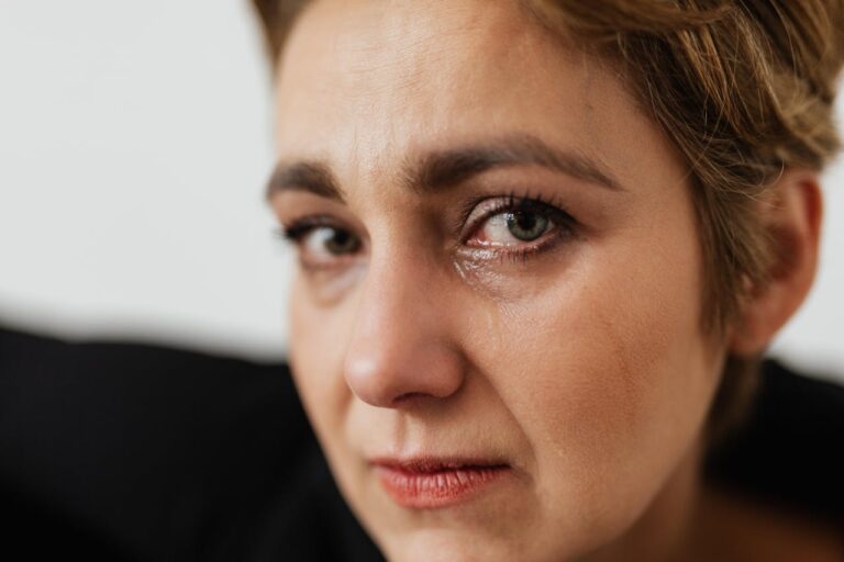 Utajená bolest: Proč někteří lidé své trápení skrývají