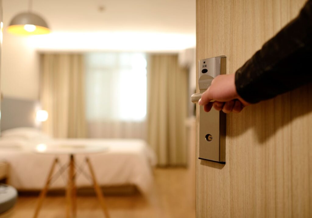 muzu se ubytovat v hotelu kdyz mi neni 18